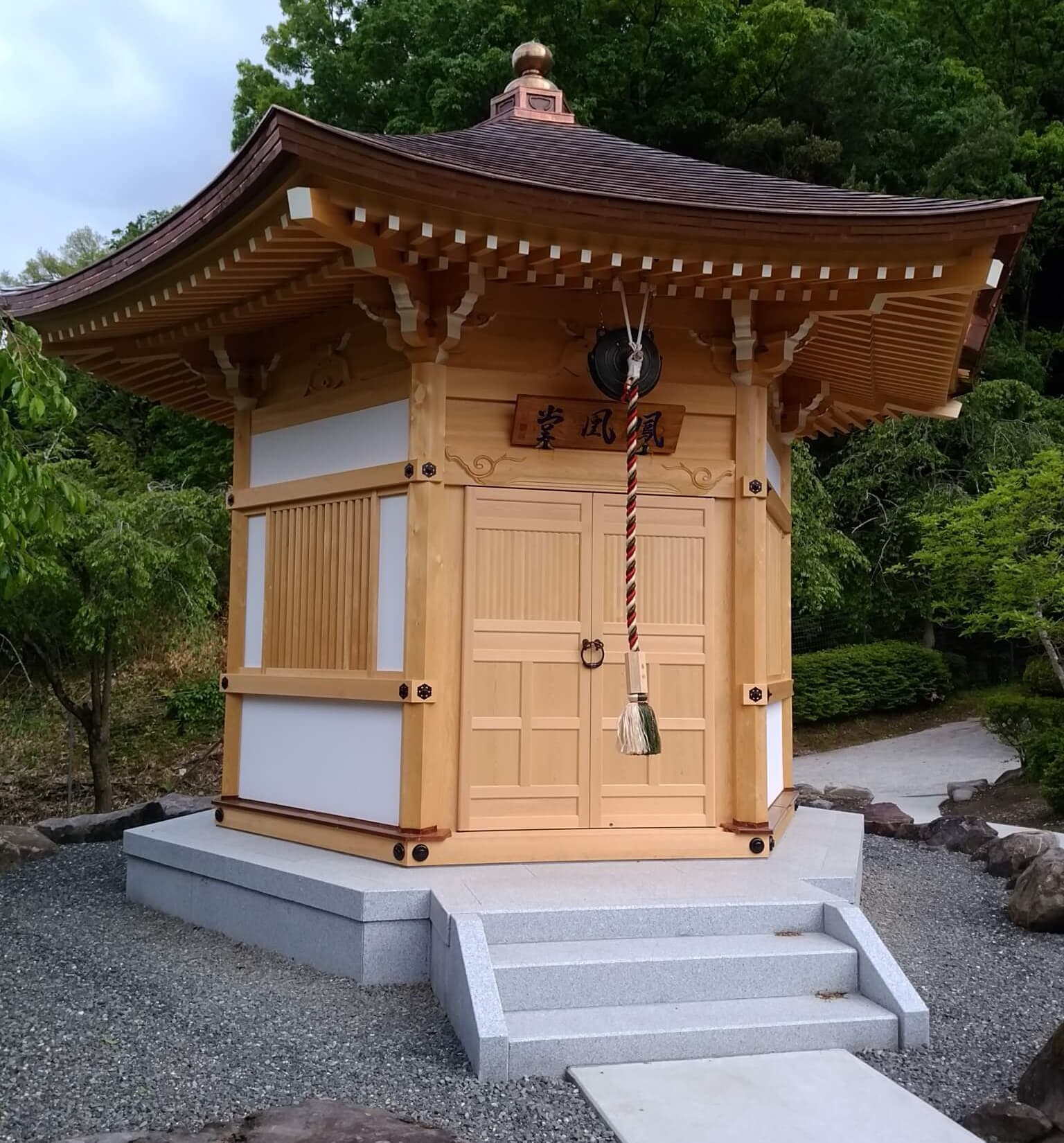 六角堂 下回り石